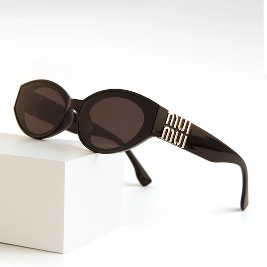 Oval fashion sunglasses with gradient lenses front view